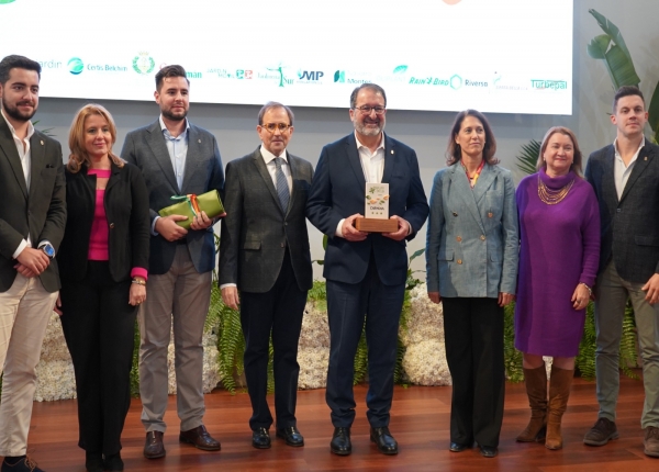 Carmona recibe el premio “Flor de Andalucía...